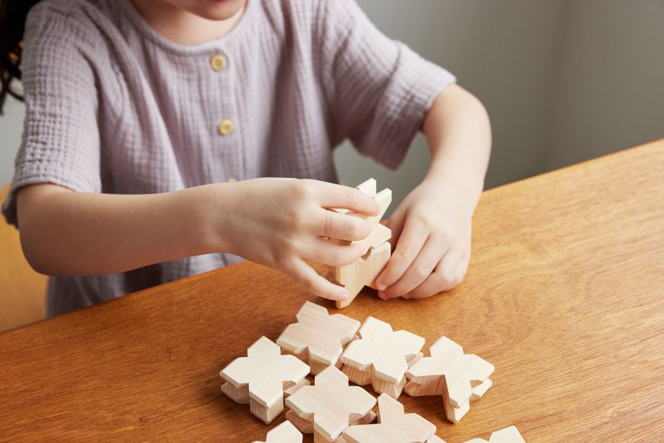 積み木はモンテッソーリ教育におすすめのおもちゃ?選び方と遊び方のポイント