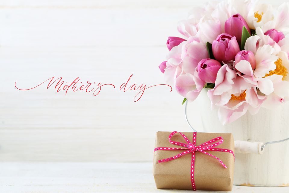 母の日に贈る特別なギフトの相場・心に残るメッセージ文例