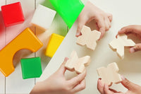 積み木は木製とプラスチック、どっちがいい？違いや選び方、年齢別おすすめガイド